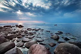 Мокрые валуны в море
